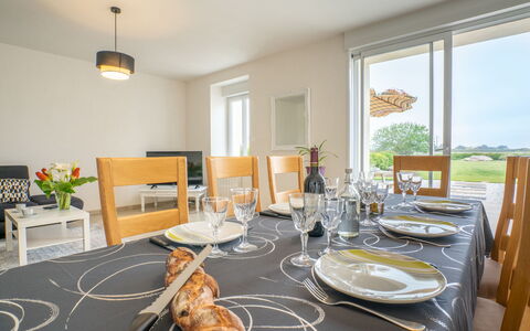L'Oasis: Møbel, Bord, Ejendom, Bordservice, Plante, Vindue, Stol, Tallerkner, Træ, Belysning