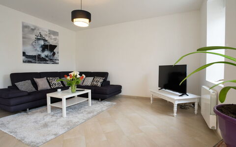 L'Oasis: Møbel, Couch, Stueplante, Komfort, Bygning, Plante, Bord, Belysning, Stue, Blomst