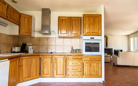 Les Oliviers: Brun, Cabinetry, Countertop, Møbel, Bygning, Skuffe, Håndvask, Træ, Køkken, Tap