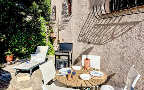 La Maison Bleue: Møbel, Udendørs Møbler, Stol, Udendørs Bord, Blomsterkrukke, Kaffebord, Gårdhave, Have, Backyard, Stueplante