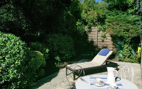 La Maison Bleue: Møbel, Ejendom, Have, Hus, Træ, Stol, Busk, Gårdhave, Bord, Udendørs Møbler