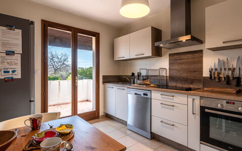 Agula Marina: Cabinetry, Countertop, Ejendom, Møbel, Bord, Køkken, Træ, Indretning, Komfur, Køkken Apparat