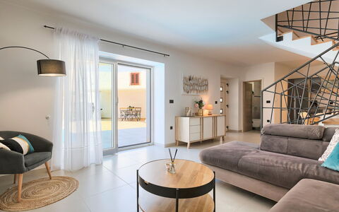 Villa Karmen: Stue, Værelse, Ejendom, Indretning, Møbel, Bygning, Hus, Loft, Hjem, Ejendom