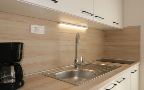 Barbara: Køkkenvask, Håndvask, Countertop, Tap, Cabinetry, Køkken, Sanitærarmatur, Bygning, Køkken Apparat, Komfur