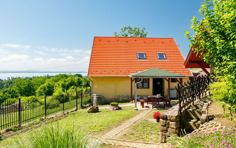 Fokas: Himmel, Plante, Bygning, Sky, Vindue, Naturlige Landskab, Hus, Træ, Land Lot, Sommerhus