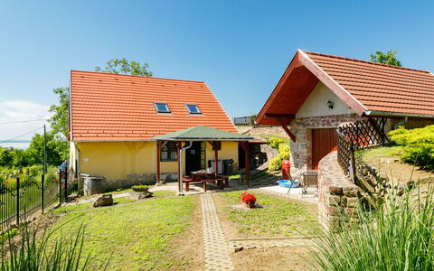 Fokas: Plante, Himmel, Bygning, Ejendom, Vindue, Naturlige Landskab, Hus, Land Lot, Træ, Sommerhus