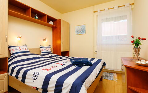 Toth: Møbel, Bygning, Komfort, Cabinetry, Vindue, Bed Frame, Træ, Seng, Etage