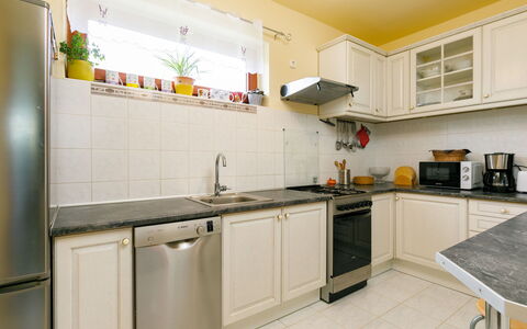 Toth: Cabinetry, Countertop, Køkkenvask, Håndvask, Køkken Apparat, Komfur, Køkken, Husholdningsapparat, Træ, Indretning