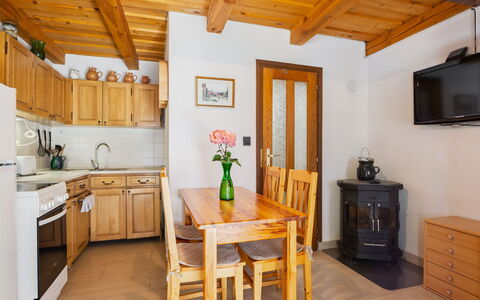 Szijartó: Møbel, Træ, Indretning, Gulvbelægning, Etage, Værelse, Loft, Cabinetry, Køkken, Countertop