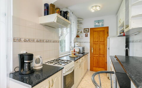 Pentaller: Countertop, Cabinetry, Ejendom, Køkken Apparat, Komfur, Køkken, Gaskomfur, Husholdningsapparat, Håndvask, Cooktop