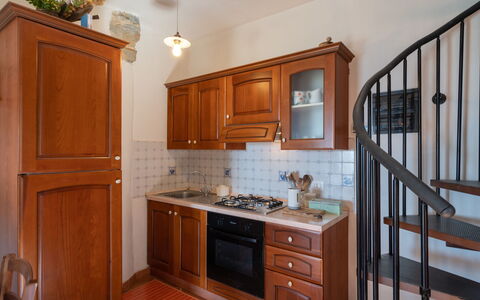 Casa U Baregu: Countertop, Cabinetry, Møbel, Ejendom, Bygning, Køkken, Skuffe, Træ, Indretning, Belysning