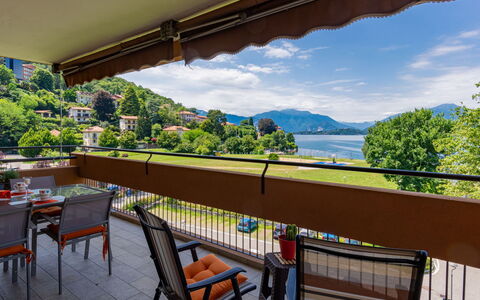 Gaggetto: Sky, Himmel, Plante, Skygge, Veranda, Træ, Træ, Stol, Fritid, Sommerhus