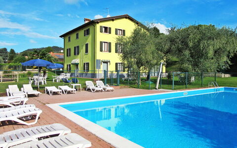 Bardolino 702: Vand, Himmel, Sky, Bygning, Ejendom, Plante, Svømmepøl, Azure, Skygge, Træ