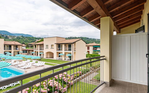 Garda 711: Lejlighed, Estate, Villa, Altan, Udvej, Mansion, Veranda, Eco Hotel, Hotel, Hacienda