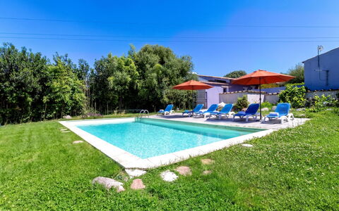 Oliviola: Blå, Have, Svømmepøl, Udvej, Estate, Stuehus, Landscaping, Lawn, Hacienda, Backyard