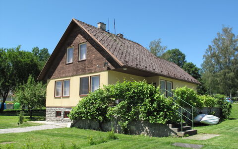 Lužnice: Plante, Himmel, Bygning, Ejendom, Vindue, Grøn, Træ, Hus, Land Lot, Græs