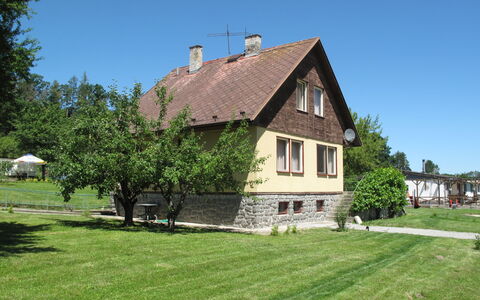 Lužnice: Himmel, Plante, Bygning, Ejendom, Vindue, Natur, Træ, Hus, Land Lot, Græs