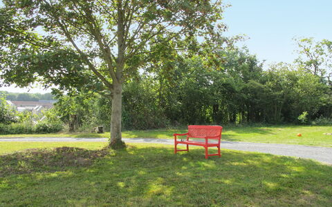 La Forge de Marcel: Plante, Himmel, Udendørs Bench, Naturlige Landskab, Skygge, Land Lot, Træ, Græs, Vedplante, Udendørs Møbler