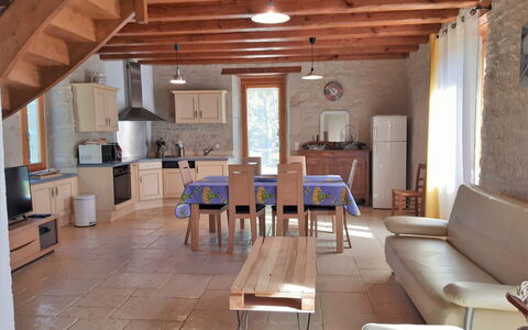 Le Causse du Cluzel: Bord, Ejendom, Møbel, Couch, Træ, Etage, Gulvbelægning, Bjælke, Hårdttræ, Stue