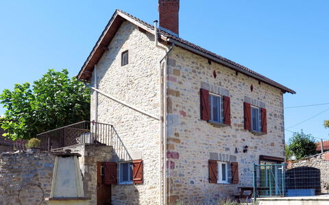 Sarrouil: Plante, Himmel, Vindue, Bygning, Træ, Landdistrikt, Sommerhus, Hus, Facade