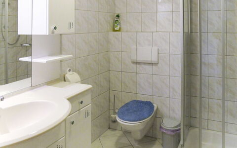 Kohler: Badeværelse, Ejendom, Flise, Værelse, Sanitærarmatur, Badeværelse Tilbehør, Purple, Etage, Væg, Toilet