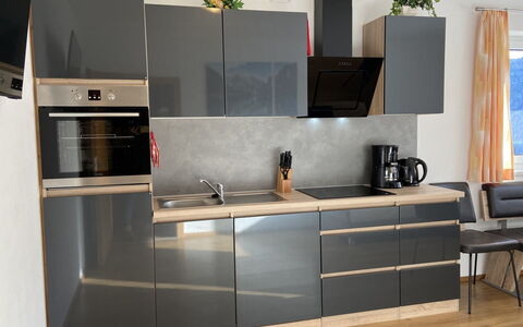 Schöser: Cabinetry, Countertop, Møbel, Ejendom, Håndvask, Køkkenvask, Køkken, Komfur, Tap, Køkken Apparat