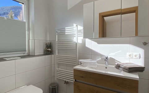 Schöser: Spejl, Sanitærarmatur, Badeværelsesskab, Håndvask, Tap, Ejendom, Cabinetry, Badeværelsesvask, Bygning, Countertop
