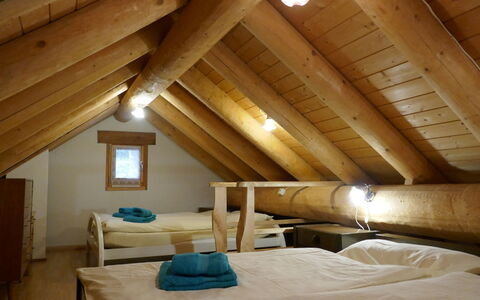 Rustico Diego: Attic, Værelse, Soveværelse, Ejendom, Bygning, Bjælke, Møbel, Seng, Indretning, Bjælkehytte