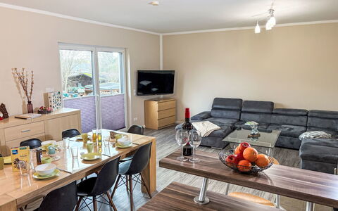 Johannika: Møbel, Indretning, Gulvbelægning, Etage, Couch, Træ, Loft, Værelse, Stue, Bord