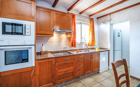 Enrique: Køkken, Træ, Møbel, Countertop, Gulvbelægning, Større Bandage, Cabinetry, Indretning, Køkken Apparat, Hjem