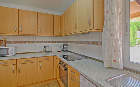 Bellavista: Cabinetry, Countertop, Køkkenvask, Ejendom, Håndvask, Møbel, Bygning, Tap, Køkken, Træ