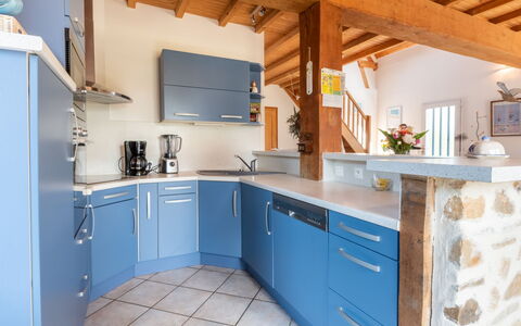 Les Mouettes: Cabinetry, Countertop, Møbel, Tap, Håndvask, Køkkenvask, Blå, Køkken, Skuffe, Træ