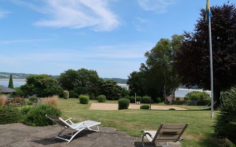 Ker Svea: Ejendom, Himmel, Træ, Græs, Ejendom, Botanik, Græsfamilien, Sky, Møbel, Hus