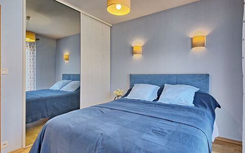 Ty Ker: Bygning, Møbel, Ejendom, Komfort, Azure, Træ, Belysning, Indretning, Lampe, Bed Frame