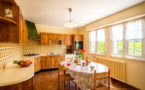 Ty Didrouz: Bord, Møbel, Ejendom, Vindue, Cabinetry, Stol, Træ, Køkken, Indretning, Etage