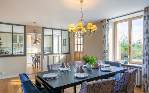 Balade Océane: Bord, Møbel, Ejendom, Bordservice, Stol, Bygning, Træ, Vindue, Plante, Belysning