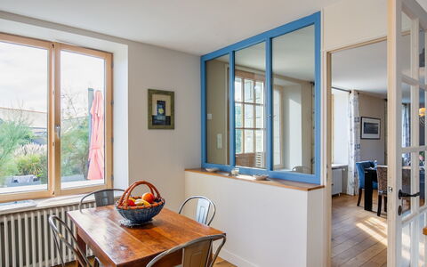 Balade Océane: Ejendom, Møbel, Vindue, Bord, Azure, Træ, Indretning, Arkitektur, Cabinetry
