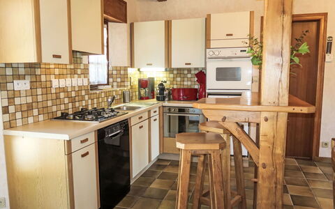 Mestrezec: Cabinetry, Køkkenvask, Countertop, Håndvask, Køkken, Køkken Apparat, Tap, Komfur, Træ, Indretning