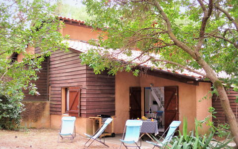 Les Maisons de la Forêt: Plante, Bygning, Skygge, Træ, Land Lot, Vindue, Hus, Sommerhus, Træ, Biome