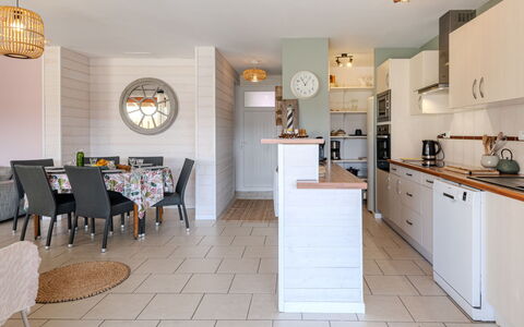 La Chapelle: Møbel, Indretning, Gulvbelægning, Træ, Countertop, Etage, Loft, Køkken, Cabinetry, Stol