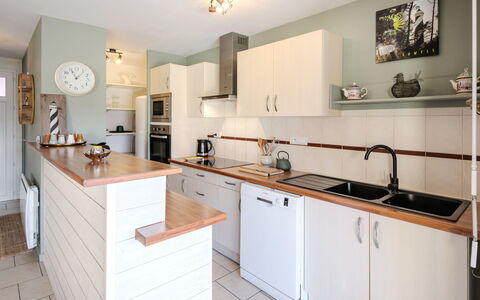 La Chapelle: Countertop, Køkken, Møbel, Cabinetry, Indretning, Køkken Apparat, Gulvbelægning, Større Bandage, Træ, Etage