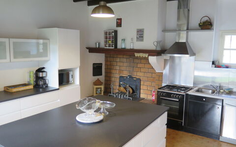 Aucéloun: Cabinetry, Møbel, Countertop, Køkken Apparat, Komfur, Gaskomfur, Træ, Køkken, Husholdningsapparat, Komfur