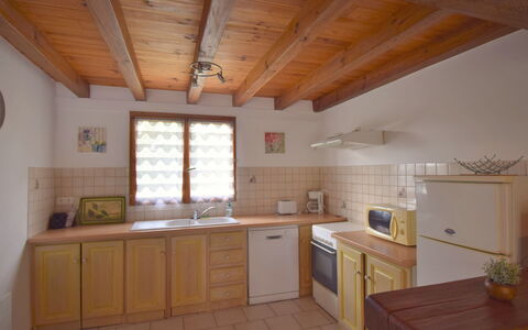 Au Cayroux: Cabinetry, Ejendom, Countertop, Møbel, Vindue, Håndvask, Køkken, Stueplante, Bygning, Køkkenvask