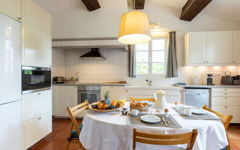 La Rouveyrolle: Countertop, Cabinetry, Ejendom, Møbel, Køkken Apparat, Køkken, Komfur, Træ, Belysning, Indretning