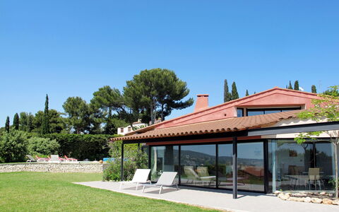 Baie de Bandol: Himmel, Plante, Træ, Skygge, Land Lot, Græs, Bygning, Landskab, Naturlige Landskab, Fritid