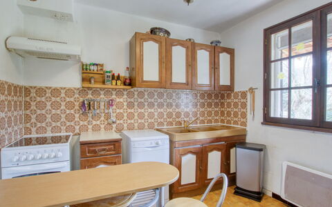 Le Hameau des Launes: Møbel, Cabinetry, Ejendom, Vindue, Countertop, Træ, Skuffe, Indretning, Belysning, Køkken