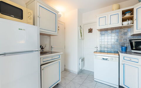 Yalou: Cabinetry, Ejendom, Køkken Apparat, Husholdningsapparat, Køkken, Komfur, Køleskab, Indretning, Større Bandage, Etage