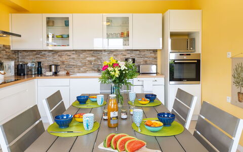 Plein Sud: Cabinetry, Ejendom, Møbel, Countertop, Bord, Køkken, Træ, Stueplante, Plante, Køkken Apparat