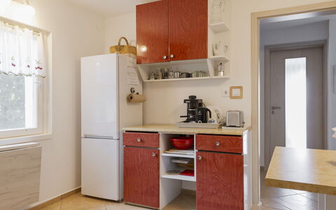 Annemarie: Køkken Apparat, Køkken, Cabinetry, Større Bandage, Møbel, Countertop, Træ, Gulvbelægning, Indretning, Husholdningsapparat