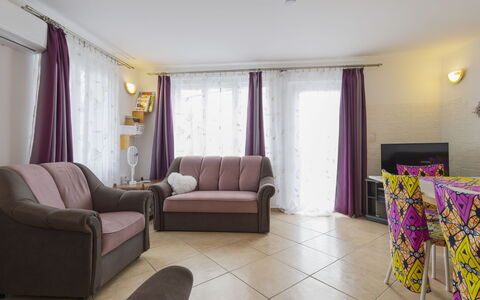 Annemarie: Møbel, Indretning, Gulvbelægning, Etage, Couch, Bord, Værelse, Textile, Belysning, Stue